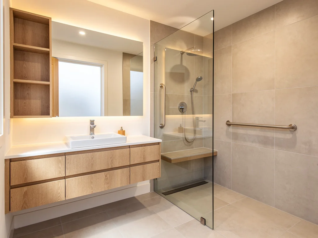 Salle de bain senior rénovée aux finitions modernes et chaleureuses